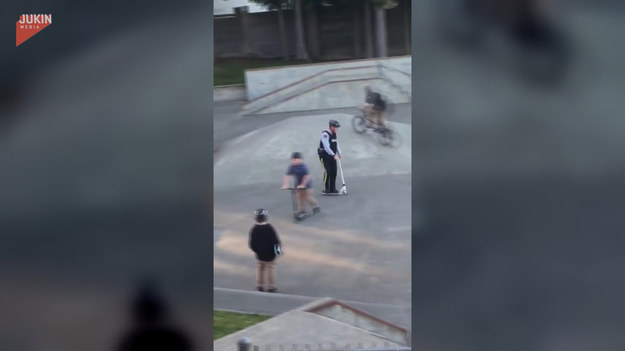 Pewien policjant został przyłapany na nietypowym zachowaniu. Mężczyzna skorzystał z chwili wolnego i zaszalał na skateparku. Zobaczcie!