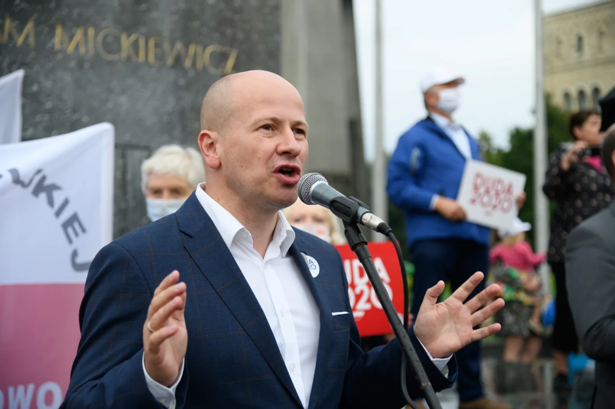 Budząca ogromne kontrowersje kandydatura staje się faktem: poseł PiS Bartłomiej Wróblewski ogłosił, że zdecydował się powalczyć o stanowisko Rzecznika Praw Obywatelskich. Bardzo krytycznie jego kandydaturę komentuje od kilku dni opozycja. Barbara Nowacka nazwała Wróblewskiego „fanatykiem”, Gabriela Morawska-Stanecka mówiła o „policzku dla kobiet”, a Małgorzata Kidawa-Błońska o prowokacji ze strony Prawa i Sprawiedliwości.