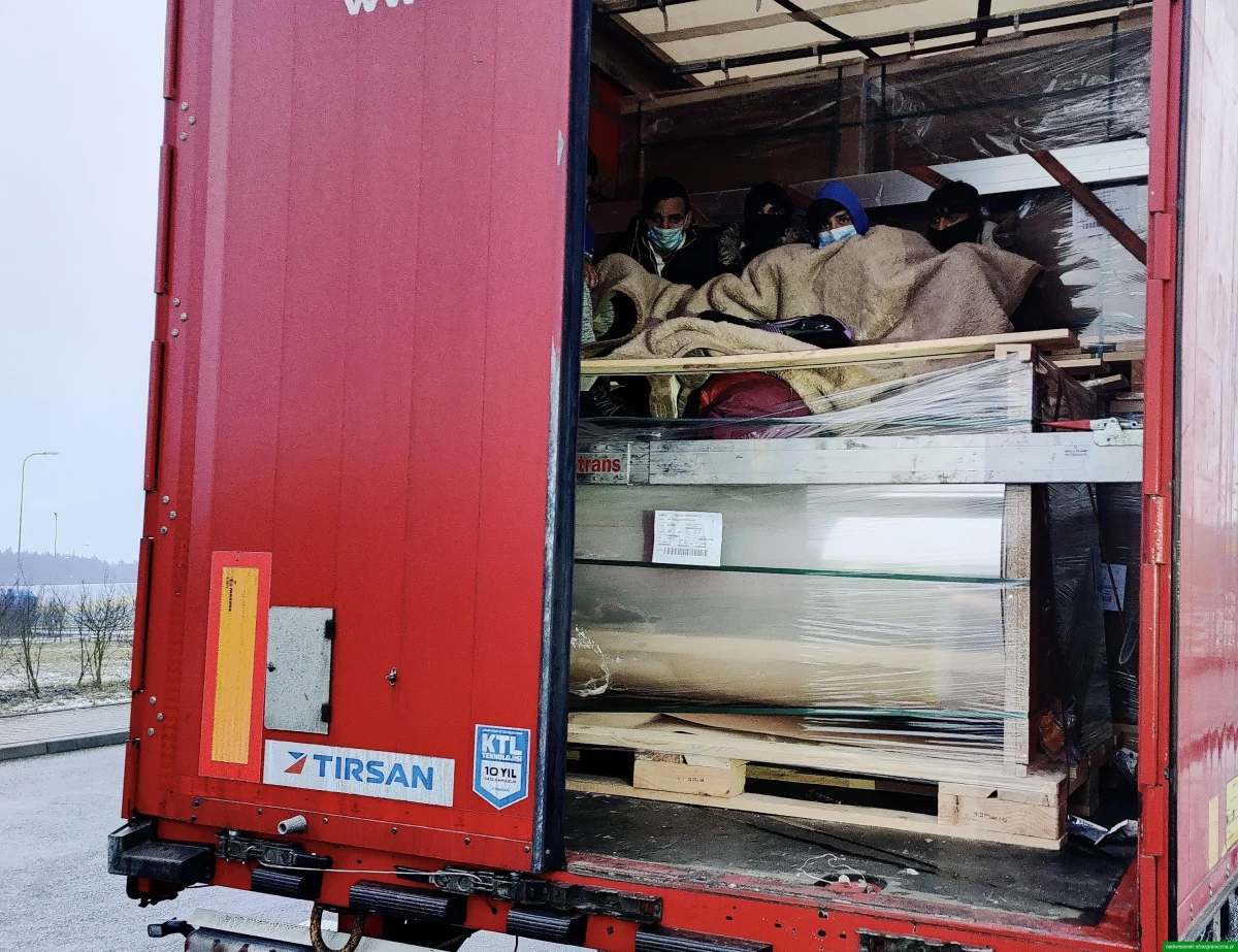 Pięciu młodych Afgańczyków, którzy nielegalnie przekroczyli granicę Polski, odnalazła policja z Pabianic (Łódzkie) w naczepie tira jadącego na zachód Europy. Nielegalni imigranci zostali przekazani Straży Granicznej.