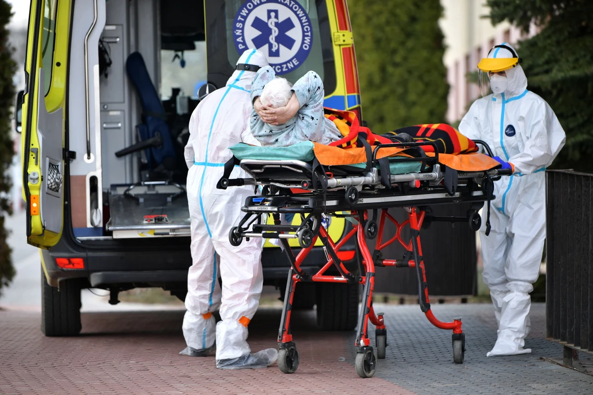 "Trzecia fala uderzenia koronawirusa będzie tylko nieznacznie mniejsza od drugiej "- ostrzegają w najnowszej prognozie naukowcy z zespołu covidowego Uniwersytetu Warszawskiego. Według ich przewidywań, codziennie pojawiać się będzie ponad dwadzieścia tysięcy nowych zakażeń, a pod koniec kwietnia w szpitalach może być nawet ponad 38 tysięcy osób.