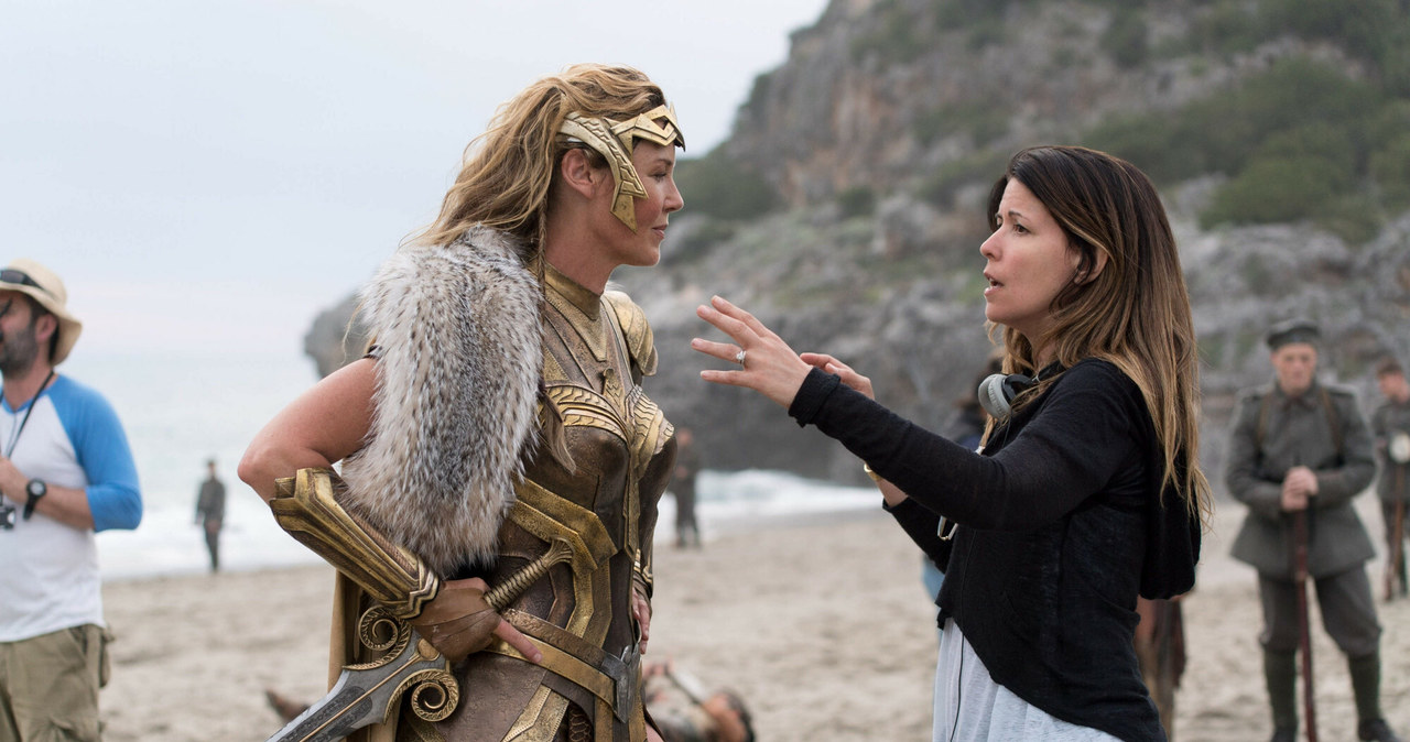 Connie Nielsen, która w filmie "Wonder Woman" wcieliła się w matkę głównej bohaterki, ujawniła, jakiego elementu fabuły za wszelką cenę chciała się pozbyć reżyserka obrazu, Patty Jenkins. Według pierwotnego pomysłu, księżniczka Diana i inne kobiety z plemienia Amazonek miały paść ofiarą zbiorowego gwałtu. "Patty powiedziała tylko: 'Nie, nie zamierzam tego robić Amazonkom. To niewiarygodnie odważne kobiety, dlatego nie będziemy obarczać ich traumą'" – zdradziła aktorka.