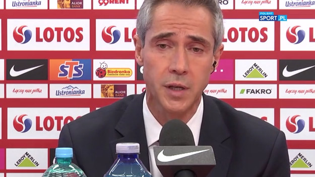 Paulo Sousa podał nazwiska 27 piłkarzy, których powoła na marcowe zgrupowanie reprezentacji poprzedzające mecze eliminacji do mistrzostw świata w Katarze. Z ust selekcjonera padło też kilka deklaracji, między innymi w sprawie obsady bramki i występu napastników.
Selekcjoner zapytany o to, czy jest ryzyko, że Lewandowski, Piątek i Milik, w związku z restrykcjami nie wystąpią w Londynie przeciwko Anglii, dodał że istnieje taka ewentualność.
- W przypadku naszych napastników, mogą pojawić się wątpliwości w sprawie ich występu w Anglii. Nie jesteśmy pewni, czy Lewandowski, Milik i Piątek będą zaangażowani w ten mecz - powiedział selekcjoner
