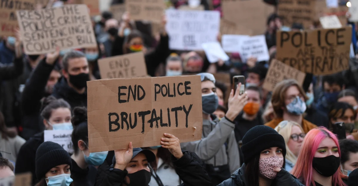 ​Setki osób uczestniczyło w poniedziałek po południu i wieczorem w Londynie i w innych brytyjskich miastach w kolejnych protestach po śmierci Sary Everard, 33-letniej kobiety, o której uprowadzenie i zamordowanie oskarżony jest policjant.