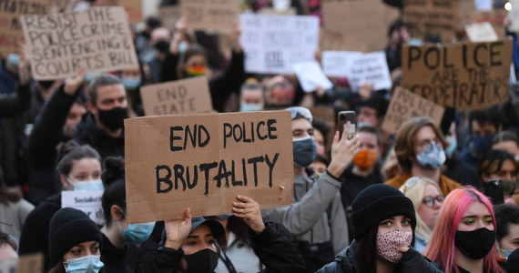 ​Setki osób uczestniczyło w poniedziałek po południu i wieczorem w Londynie i w innych brytyjskich miastach w kolejnych protestach po śmierci Sary Everard, 33-letniej kobiety, o której uprowadzenie i zamordowanie oskarżony jest policjant.