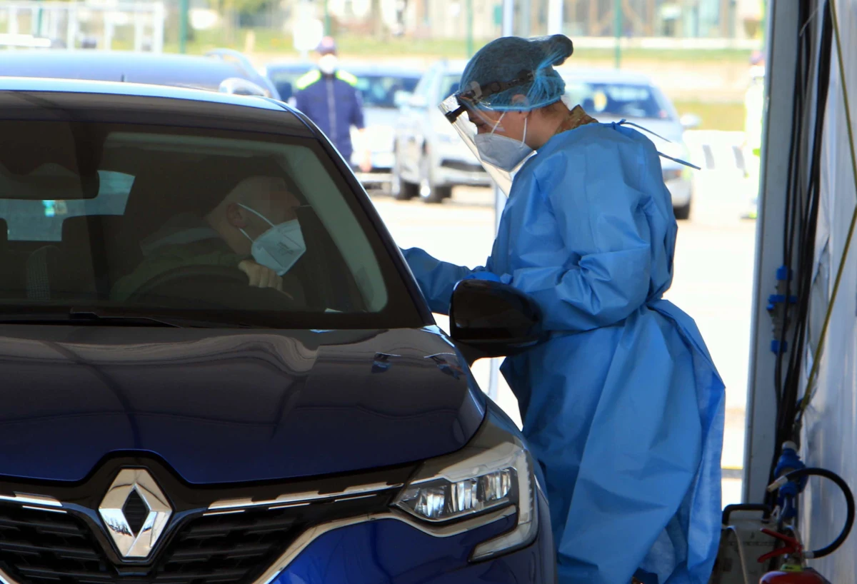 Rząd uruchomił formularz, po wypełnieniu którego ma oddzwonić do nas konsultant i skierować na test na Covid-19. Sprawdziliśmy, jak działa to rozwiązanie. W praktyce uzyskanie skierowania na test nie jest takie łatwe.