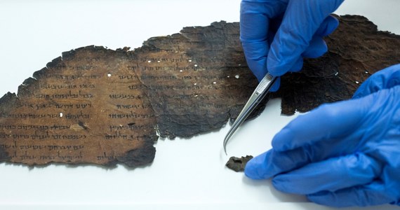 Izraelscy archeolodzy ogłosili odkrycie kilkudziesięciu nowych fragmentów Rękopisów z Qumran, na których znajduje się biblijny tekst, znalezionych w jaskiniach na pustyni Judzkiej. Zwoje te zostały prawdopodobnie ukryte w grotach podczas żydowskiej rewolty przeciwko Rzymowi prawie 1900 lat temu.