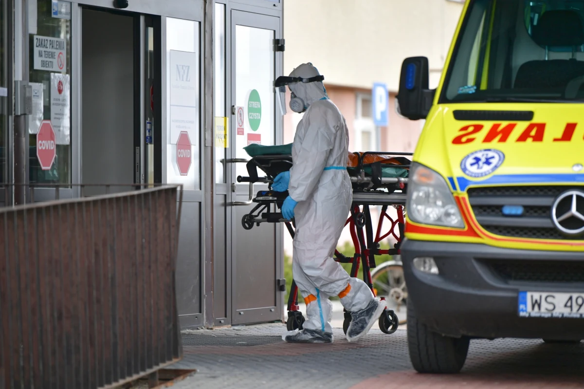 Z kolejnych regionów napływają alarmujące dane dotyczące obłożenia w szpitalach łóżek covidowych i zajętych respiratorów. W całej Małopolsce dostępnych jest tylko 20 maszyn wspomagających oddychanie, na Podkarpaciu zajętych jest 77 procent łóżek covidowych.