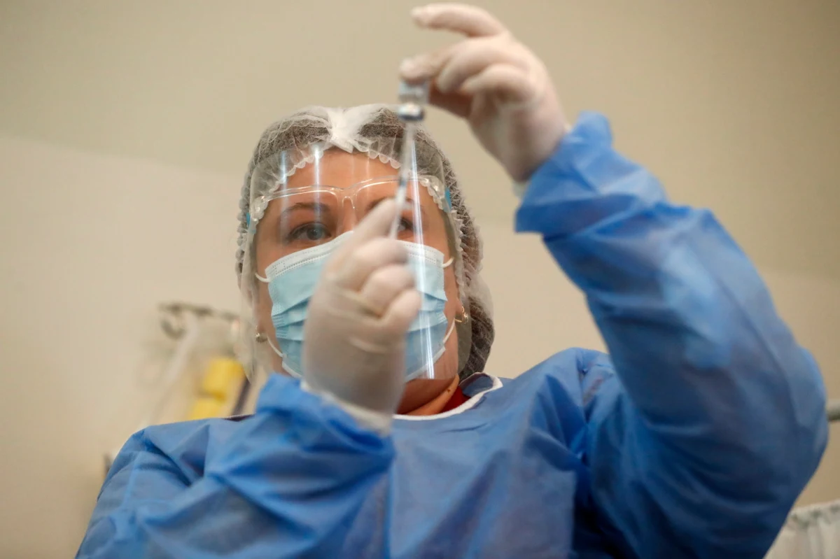 „Nie nakręcajmy paniki. Nie ma w tej chwili dowodów naukowych przeciwko szczepionce AstryZeneki” – podkreśla prof. Magdalena Marczyńska, członkini działającej przy premierze Rady Medycznej. Jak dodaje: „Trudno nie odnieść wrażenia, że toczy się jakaś rynkowa gra”. Specjalistka zauważa również, że cała dyskusja o epidemii, szczepieniach i obostrzeniach zaczyna być bardziej histeryczna niż oparta na racjonalnych podstawach.