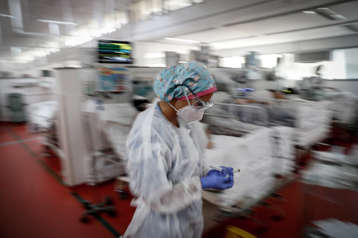 U około 80 osób w jednym ze szpitali w Bretanii we Francji został wyodrębniony nowy wariant koronawirusa. Nie wykrywają go masowo stosowane testy typu PCR ani antygenowe – poinformowało francuskie ministerstwo zdrowia.