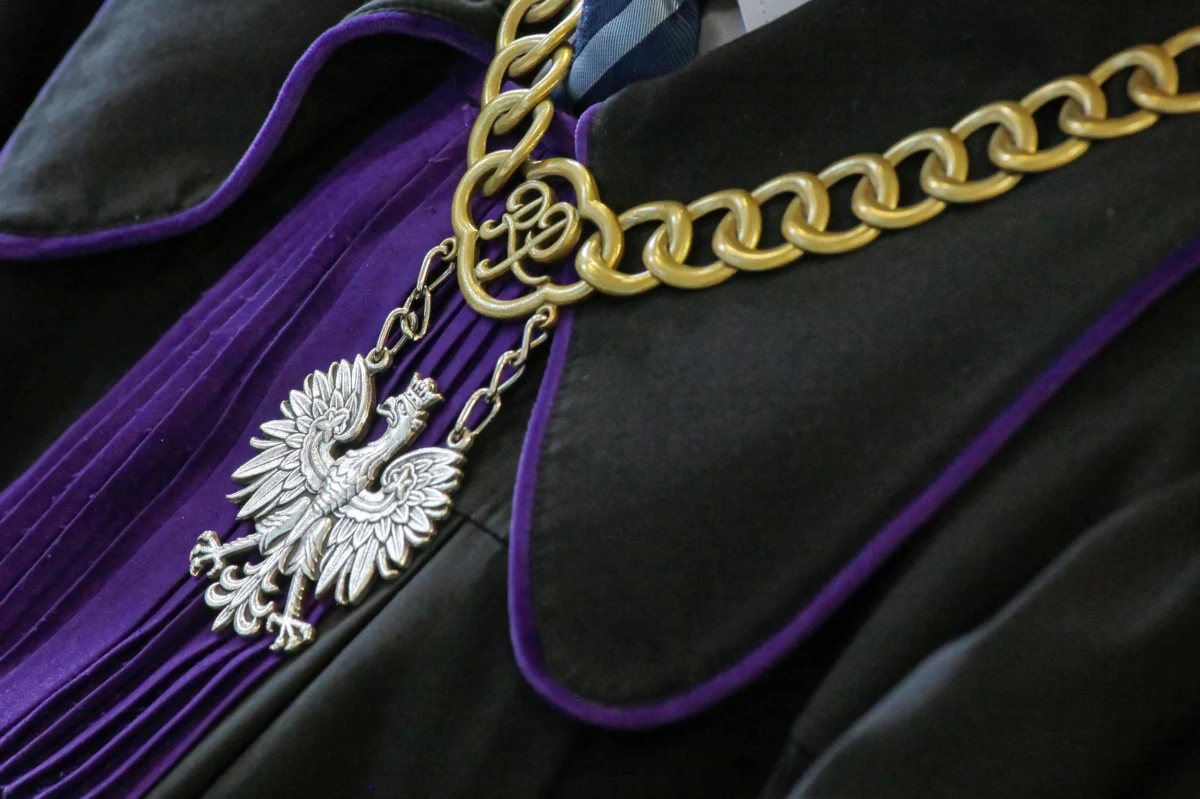 Prokuratura Krajowa domaga się uchylenia immunitetów trzem sędziom Sądu Najwyższego, którzy – jak czytamy w wydanym przez nią komunikacie – „doprowadzili do bezprawnego pobytu dwóch osób w zakładach karnych”. Polska Agencja Prasowa podaje, że chodzi o sędziów Włodzimierza Wróbla, Andrzeja Stępkę i Marka Pietruszyńskiego. Śledczy chcą postawić im zarzuty nieumyślnego niedopełnienia obowiązku. Wnioski o uchylenie trzem sędziom immunitetów skierowane zostały do Izby Dyscyplinarnej SN, która w ocenie Komisji Europejskiej nie daje gwarancji niezależności i bezstronności, a według orzeczenia Izby Pracy SN nie jest sądem.