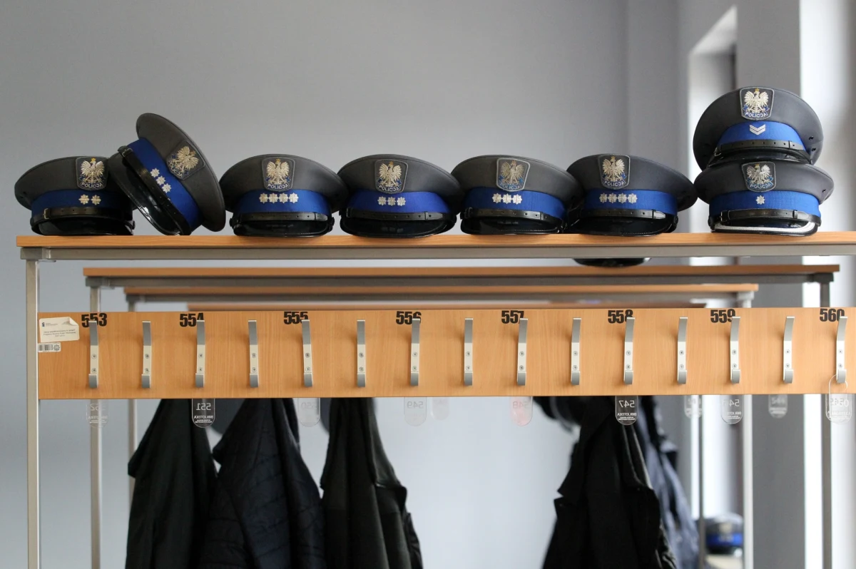 Polska prokuratura zwróciła się do Szwecji o informacje na temat byłej policjantki z Gorzowa Wielkopolskiego, która w szwedzkim więzieniu miała odbyć wyrok za przemyt ponad 100 kilogramów narkotyków - dowiedział się reporter RMF FM Krzysztof Zasada. Prokuratorzy sprawdzają, czy wszcząć śledztwo wobec byłej funkcjonariuszki wydalonej ze służby.