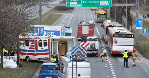 Karetka i samochód dostawczy zderzyły się w rejonie skrzyżowania ulic Sobieskiego i Kostrzewskiego w Warszawie. W związku z wypadkiem kierowcy muszą liczyć się z dużymi utrudnieniami w ruchu.