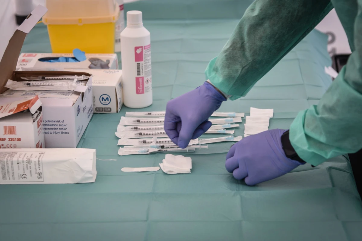 Prezydium Naczelnej Rady Lekarskiej sprzeciwia się pomysłowi Prawa i Sprawiedliwości, by kwalifikować do szczepień mogli nie tylko lekarze, ale również inni przedstawiciele personelu medycznego. "Badanie pacjenta i kwalifikacja do szczepienia jest wyłącznym uprawnieniem zawodowym lekarza" - czytamy w oświadczeniu. Już po tym oświadczeniu, posłowie zdecydowali, że projekt PiS poprą KO, Lewica i Koalicja Polska.