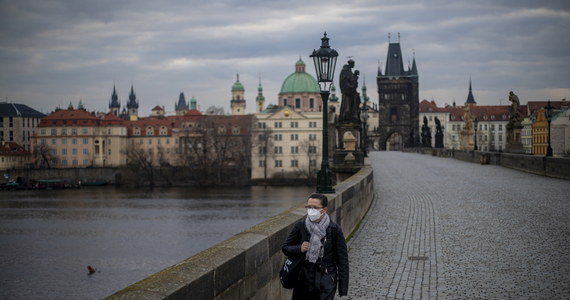 Druga fala pandemii Covid-19 w Europie miała niższy poziom śmiertelności niż pierwsza - piszą na łamach czasopisma "Chaos" naukowcy z University of Sydney i Tsinghua University. Zaawansowane metody matematyczne pozwoliły im ocenić, że mimo olbrzymiego zasięgu drugiej fali pandemii, notowana w zamożniejszych krajach śmiertelność była jesienią niższa niż na wiosnę. Nick James, Max Menzies i Peter Radchenko przekonują o tym, opierając się na dostępnych danych na temat liczby zakażeń i liczby wywołanych przez Covid-19 zgonów. Ich obliczenia wskazują, że Polska zanotowała jesienią dwukrotny spadek śmiertelności. Liderem była Holandia, w której spadek względem pierwszej fali był szesnastokrotny.