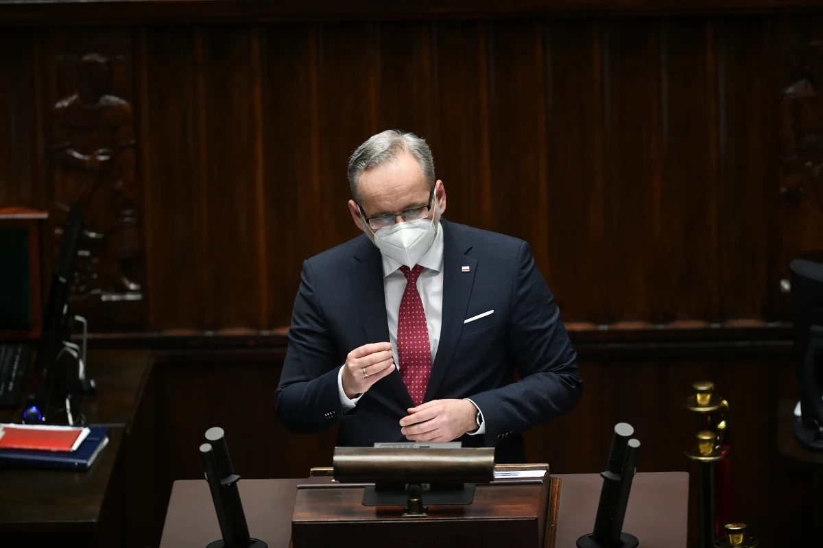 "​Zagrożenie związane z trzecią falą wirusa jest zagrożeniem realnym (...) czeka nas trudny miesiąc, podczas którego system polskiej opieki zdrowotnej znowu będzie testował swoją wydolność" - mówił we wtorek w Sejmie minister zdrowia Adam Niedzielski.