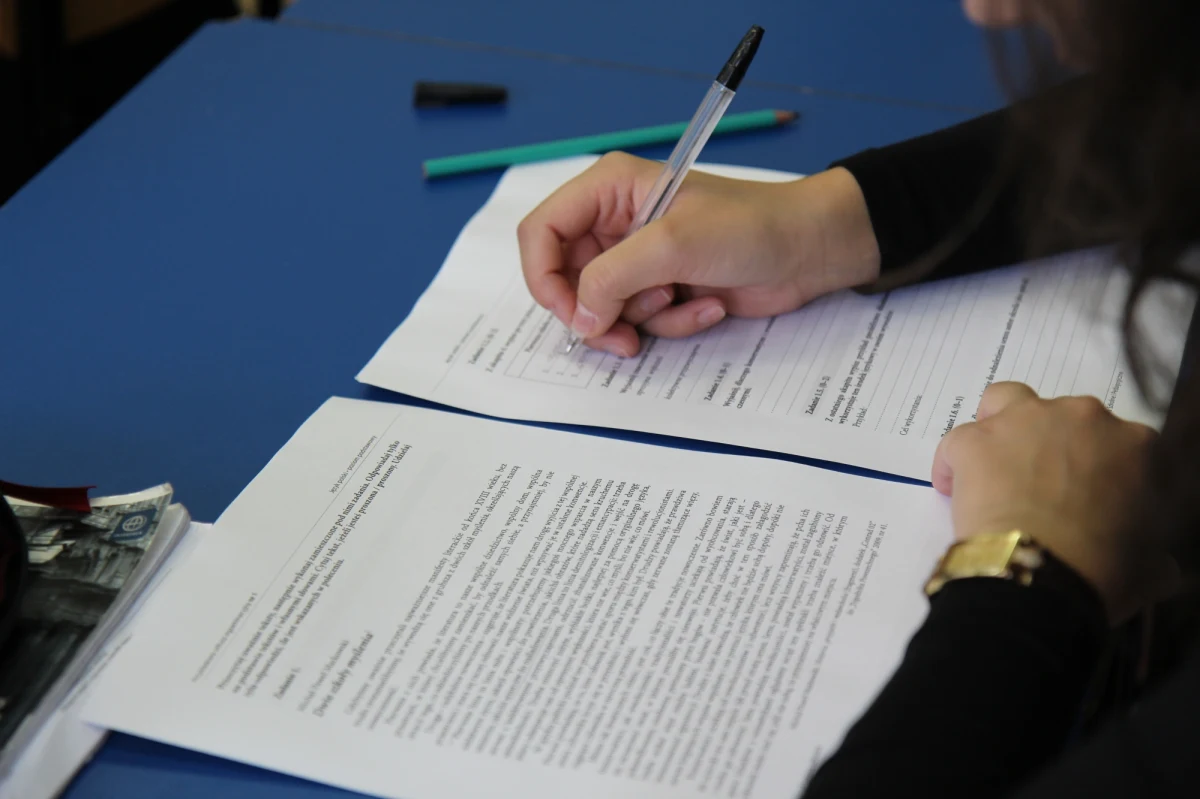 Rozpoczęły się próbne egzaminy ósmoklasisty organizowane przez Centralną Komisję Egzaminacyjną. Potrwają trzy dni. Uczniowie zaczęli od egzaminu z języka polskiego. Jutro pisać będą matematykę, a w piątek test z języka obcego. Egzaminy będą przeprowadzane stacjonarnie w szkołach, w reżimie sanitarnym. Udział szkół w próbnych egzaminach jest dobrowolny.