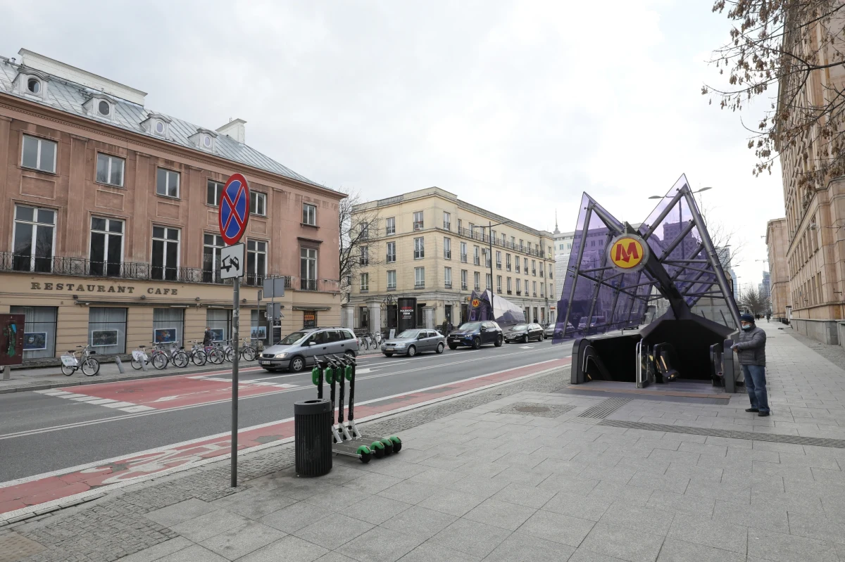 Wprowadzenie nowych obostrzeń ogólnopolskich jest już praktycznie przesądzone. Jeszcze dziś odbędzie się konferencja dotycząca nowych obostrzeń. Spotkanie w tej sprawie zaplanowano na godz. 15. 