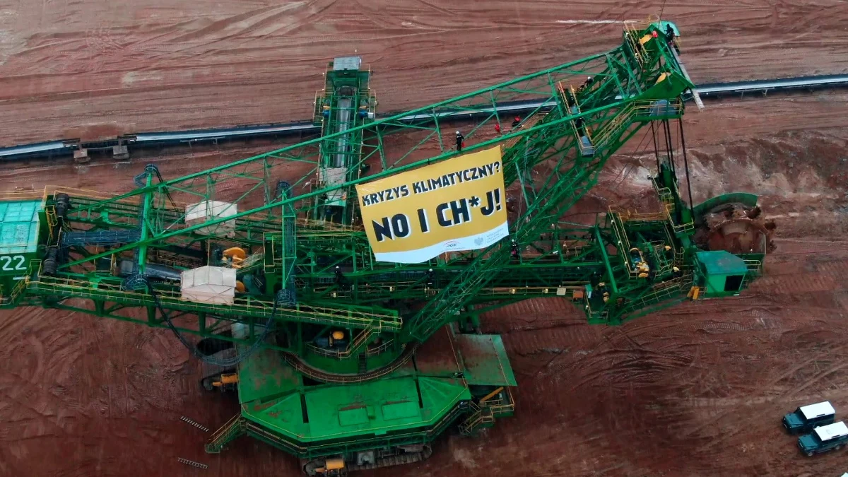 Działacze Greenpeace weszli na teren kopalni odkrywkowej węgla brunatnego Turów w Bogatyni (Dolnośląskie). Na jednej z wielkogabarytowych koparek rozwiesili transparent. Domagają się m.in. odejścia od węgla do 2030 roku.