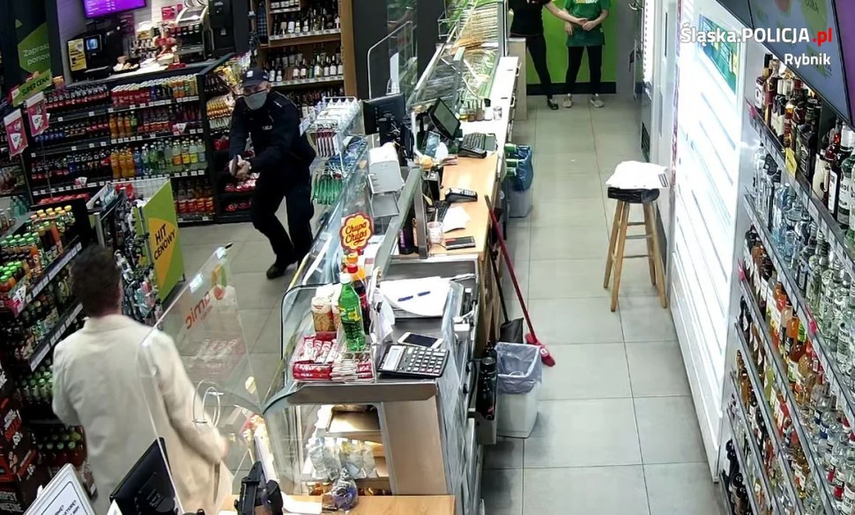 We wtorek wieczorem doszło do napadu na stację benzynową w Rybniku w woj. śląskim. Mężczyzna sterroryzował obsługę nożem. Podczas interwencji został postrzelony przez policję.