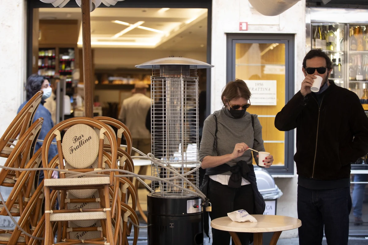 Trzecia fala epidemii koronawirusa coraz mocniej uderza w polską gospodarkę. Już nie tylko poprzez zakazy ale także... poprzez brak pracowników w polskich firmach. Ministerstwo Zdrowia podało, że na kwarantannie przebywa obecnie 328 tysięcy osób. I to ogromny wzrost, bo przedwczoraj ta liczba wynosiła 280 tysięcy.