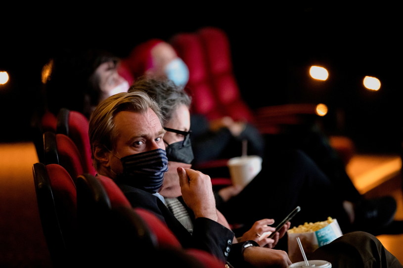 Po wielu miesiącach zamknięcia z powodu pandemii COVID-19, kina w Los Angeles wznowiły swoją działalność. Jak donosi stacja NBC News, reżyser takich filmów jak „Tenet” i „Dunkierka”, Christopher Nolan był jedną z pierwszych osób, które ustawiły się w kolejce po kinowe bilety.

