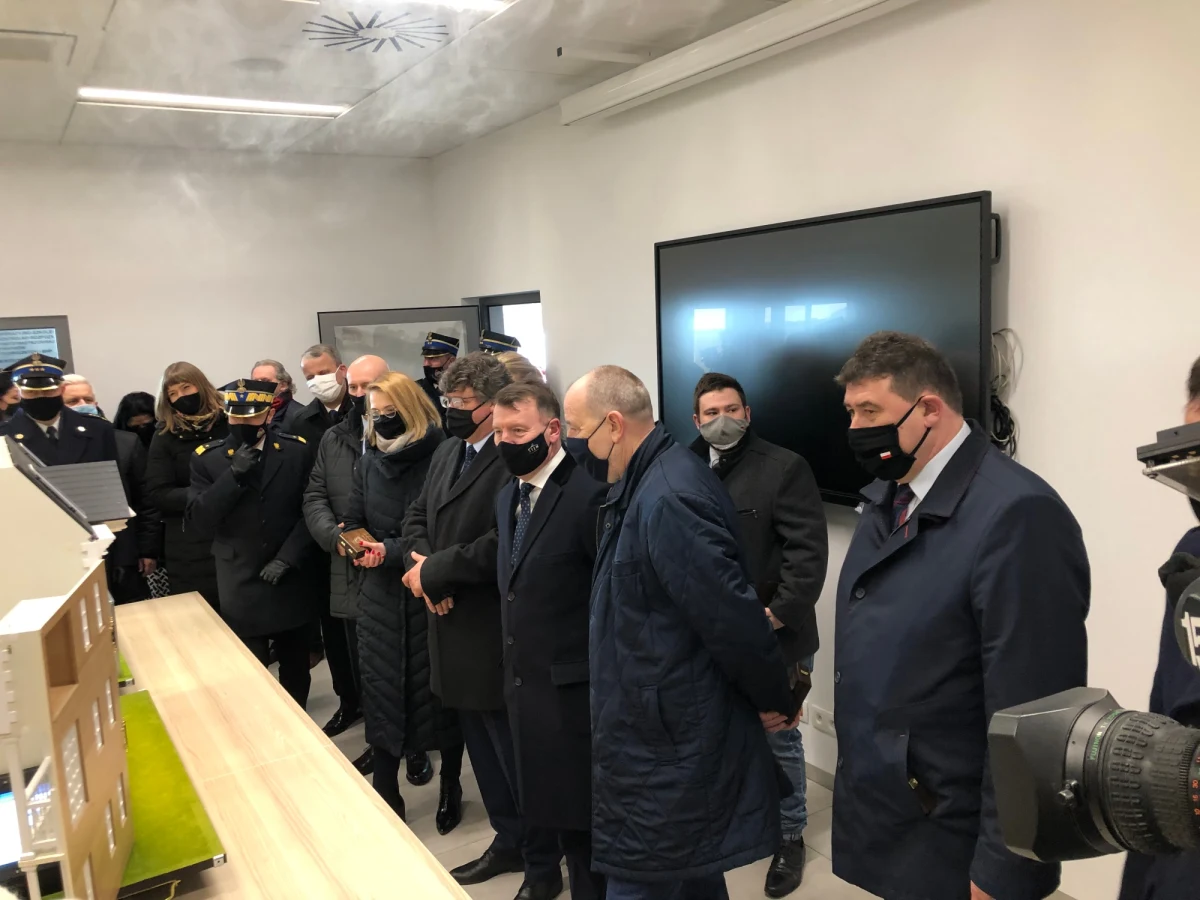 Piątego marca w Białężycach pod Wrześnią w Wielkopolsce otwarto nową strażnicę Państwowej Straży Pożarnej. W uroczystościach wzięło udział łącznie około 90 osób. Wśród nich wiceszef MSWiA, parlamentarzyści, lokalne władze i dowódcy straży pożarnej. W tym czasie w kraju obowiązywały aktualne do dziś ograniczenia, mówiące o liczebności zgromadzeń do maksymalnie pięciu osób. Po imprezie, Covid-19 potwierdzono u wszystkich trzech dowódców wielkopolskich strażaków. Część gości trafiła na kwarantannę. 