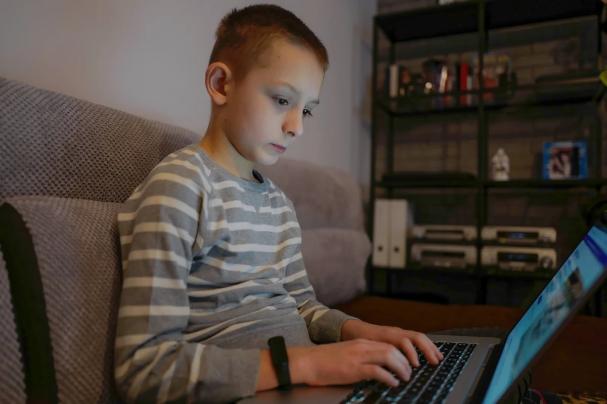 "Na najbliższe trzy tygodnie, do 9 kwietnia, wprowadzamy naukę zdalną dla klas I-III" - poinformował na konferencji prasowej minister zdrowia Adam Niedzielski. Ma to związek z niepokojącą dynamiką zakażeń koronawirusem w Polsce. W ciągu ostatniej doby zanotowano aż 25 tys. nowych przypadków. 