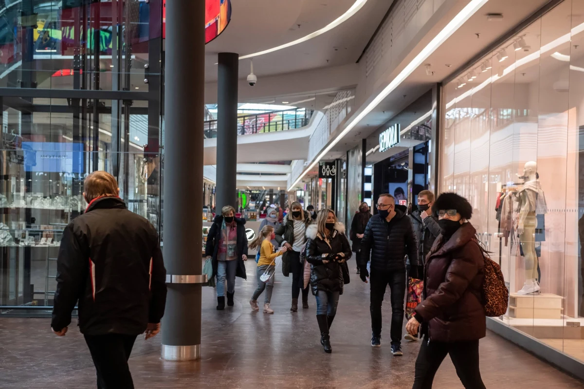 Polska Rada Centrum Handlowych ostro odpowiedziała na ogłoszone dziś nowe restrykcje, zgodnie z którymi od soboty część sklepów w galeriach w całej Polsce będzie od soboty zamknięta. "Każde kolejne ograniczenia działalności obiektów handlowych, pogłębiają i tak już dramatyczne straty branży. Dziś już nie pytamy, czy będą redukcje zatrudnienia i bankructwa, tylko kiedy" – czytamy w dokumencie. Przypomniano też, że nawet przedstawiciele rządu publicznie deklarowali, że galerie handlowe nie sprzyjają transmisji koronawirusa. 
