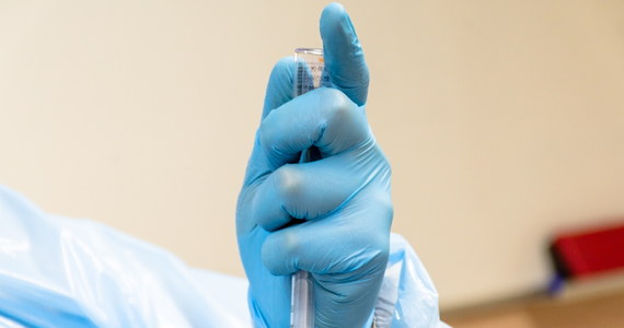 Szpital MSWiA w Krakowie nie planuje dalszych zamówień szczepionek AstryZeneki, bo musi wykorzystać dawki, które mu zostają. W ostatnich dniach do placówki na szczepienia tym preparatem nie zgłasza się ok. jednej trzeciej zarejestrowanych pacjentów.