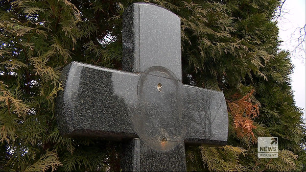 Kolejni mieszkańcy podwarszawskiego Karczewa z niedowierzaniem odkrywali, że na grobach ich bliskich brakuje krzyży i zdobień. - Skradziono łącznie metale o wadze ponad 2,5 tony, co stanowi wartość powyżej 500 tysięcy złotych - mówił nadkom. Sylwester Marczak po ujęciu podejrzanych. Materiał dla "Wydarzeń" przygotował Cyprian Jopek.