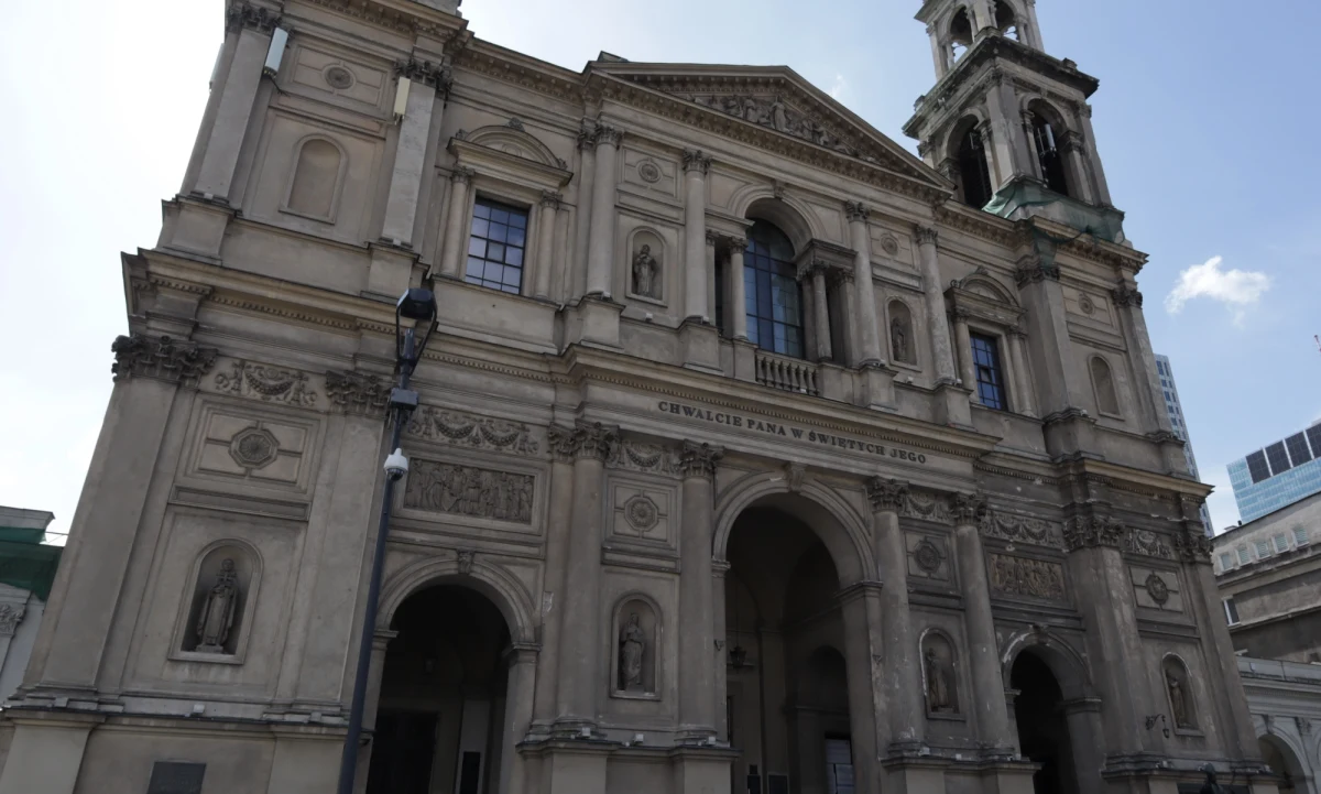 "W sytuacji, jaką mamy, przy lawinowo rosnącej liczbie zakażonych, przy coraz bardziej niewydolnej i niedającej sobie rady z liczbą chorych służbie zdrowia bezwzględnie powinna zapaść decyzja o zamknięciu kościołów" - stwierdził w rozmowie z Onetem były Główny Inspektor Sanitarny Andrzej Trybusz. "Obawiam się jednak, że milczenie ministra Niedzielskiego w tej kwestii oznacza, że on już skapitulował, że się na taki krok nie zdecyduje. A to bardzo poważny błąd" - dodał. 