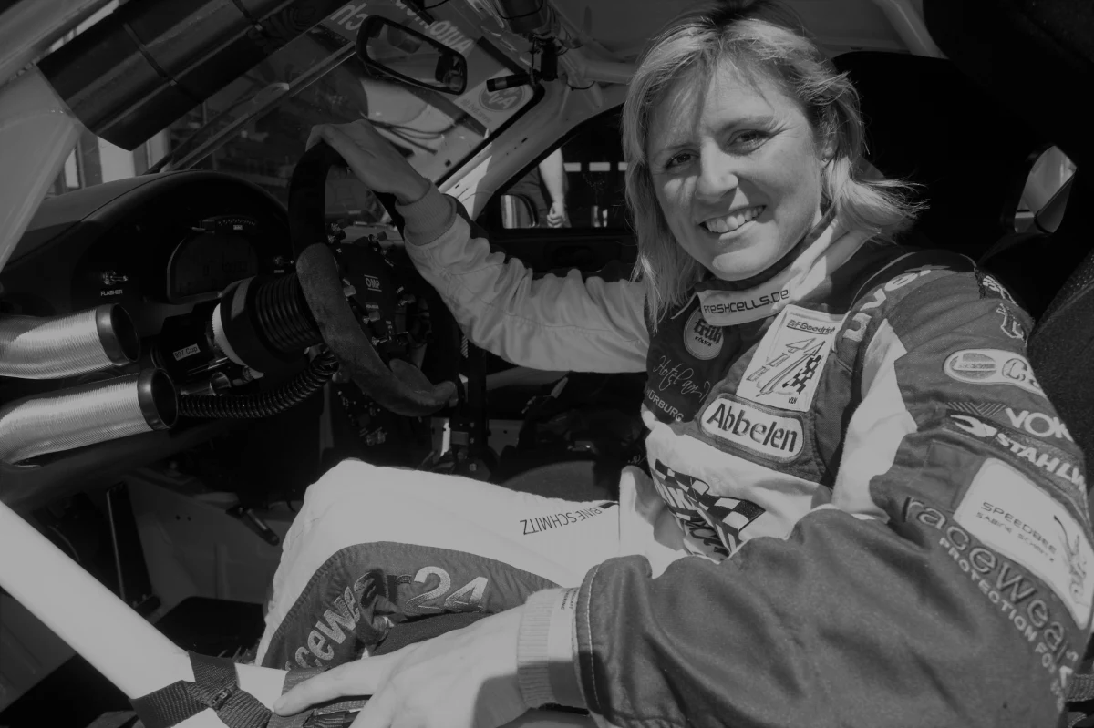 Sabine Schmitz zmarła w wieku 51 lat. Uważana była za ikonę motorsportu. Dwukrotnie wygrała 24-godzinny wyścig na torze Nürburgring, prowadziła również program "Top Gear". 