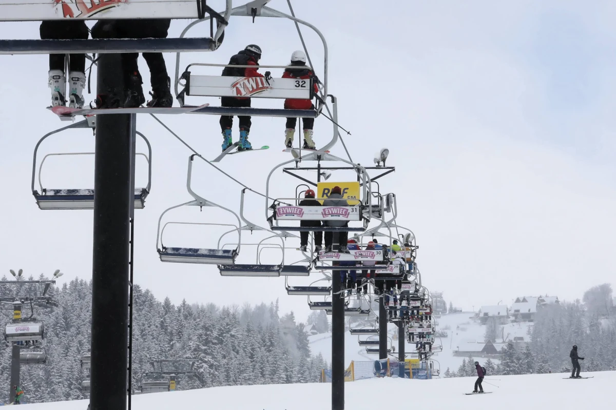 Branża turystyczna w Beskidach krytycznie odniosła się do rządowej zapowiedzi lockdownu, który od soboty obejmie m.in. hotele i stoki narciarskie. Michał Słowioczek z największego ośrodka – Szczyrk Mountain Resort, powiedział, że "zostali postawieni pod ścianą". „W kontekście naszej dzisiejszej konferencji prasowej, która przedstawiała zapaść branży narciarskiej w Polsce, informacja o ogłoszeniu kolejnego lockdownu przyjmujemy z rezygnacją” – komentowała dla PAP rzeczniczka stowarzyszenia Polskie Stacje Narciarskie i Turystyczne Sylwia Groszek.
