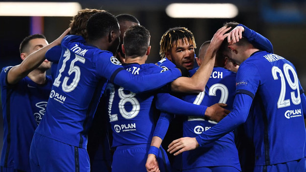 Chelsea Londyn pokonała ponownie Atletico Madryt, tylko że tym razem na Stamford Bridge 2-0, w 1/8 finału Ligi Mistrzów i zagra w w ćwierćfinale tych rozgrywek pierwszy raz od 2014 roku. "Los Colchoneros", którzy w Bukareszcie przegrali 0-1, w Londynie kończyli mecz w dziesiątkę. Odkąd Tuchel pojawił się na Stamford Bridge 26 stycznia, "The Blues" są niepokonani. To już 13. mecz we wszystkich rozgrywkach, co jest najlepszym początkiem trenera w historii klubu.

