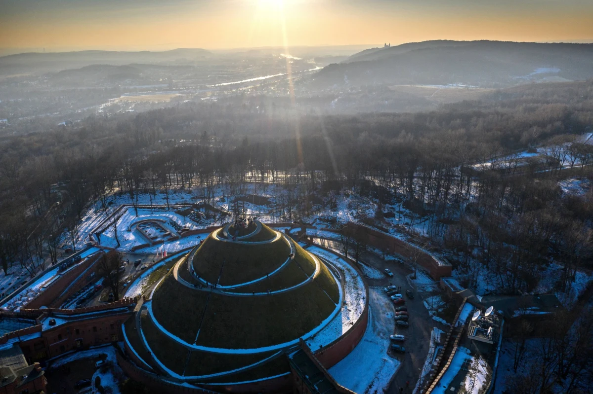 "​W czwartek w całym kraju, tak jak w poprzednich dniach należy spodziewać się opadów deszczu ze śniegiem i śniegu. Na południu kraju lokalnie mogą wystąpić burze, ale nie będą one silne" - poinformował rzecznik i synoptyk IMGW Grzegorz Walijewski.