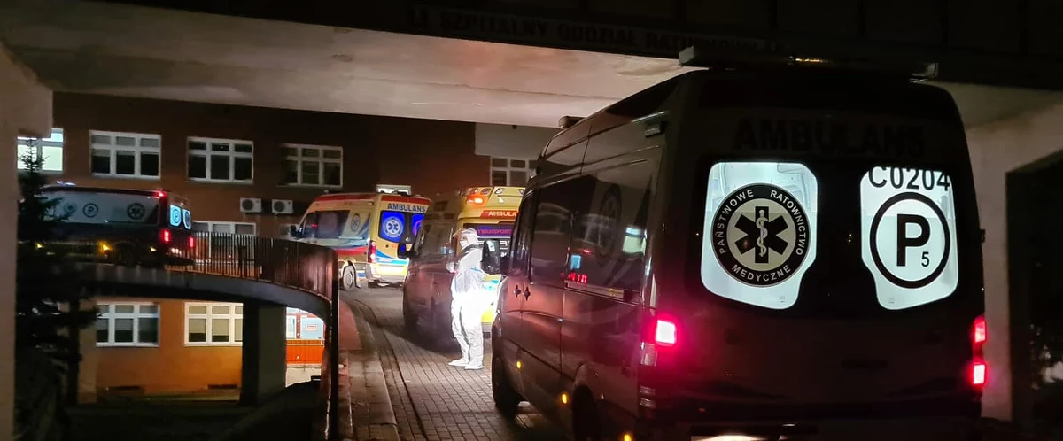 Kolejki karetek na podjazdach przed szpitalami, dramatyczne doniesienia o gwałtownym wzroście zużywanego tlenu - wszystko wskazuje na to, że Polskę ogarnęła trzecia fala epidemii koronawirusa. Szef warszawskiego pogotowia mówi o ponad 200 wyjazdach karetek dziennie do pacjentów w ciężkim stanie. Na Śląsku zespoły ratownicze pracują na okrągło, a grudziądzki szpital pokazuje zdjęcia sznura ambulansów, czekających na przekazanie covidowych pacjentów. 