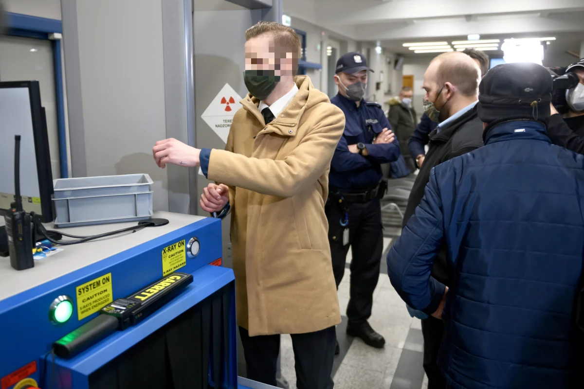 Przed Sądem Okręgowym w Poznaniu ruszył ponowny proces Adama Z., oskarżonego o zabójstwo Ewy Tylman. Historia zaginięcia i śmierci 26-latki wstrząsnęła przed kilkoma laty Polską. Dzisiaj Adam Z., uniewinniony w pierwszym procesie, ponownie nie przyznał się ani do zabójstwa, ani do nieudzielenia kobiecie pomocy i odmówił składania wyjaśnień. „Ja się przełomu nie spodziewam. Przełomy na salach sądowych i wzruszenie, i płacz, i przyznanie się są głównie na filmach (…). Mam wrażenie, że proces będzie krótki” – komentował w rozmowie z dziennikarzami pełnomocnik rodziny Ewy Tylman mec. Mariusz Paplaczych.