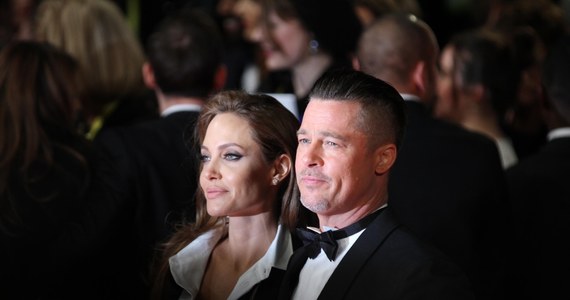 Angelina Jolie twierdzi, że ma dowody na stosowanie przez Brada Pitta przemocy domowej. Utrzymuje, że ich dzieci są gotowe opowiedzieć o tym przed sądem. Piszą o tym amerykańskie media, powołując się na dokumenty, jakie wyciekły z sądu.