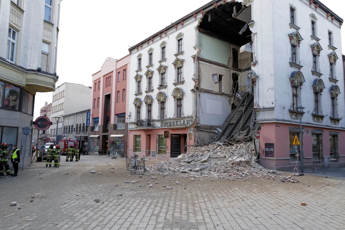 W Rybniku w ścisłym centrum miasta zawaliła się frontowa ściana remontowanej, czteropiętrowej kamienicy. Strażacy przeszukali gruzowisko, a psy poszukiwawcze nie wyczuły nikogo pod gruzami budynku. Miejsca pilnuje policja. 