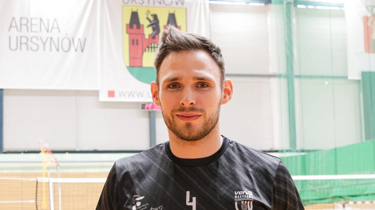 Niekoniecznie chciany i potrzebny w Warszawie; już miał przeprowadzać się do Lwowa, by grać w ukraińskiej lidze - tak było w zeszłym roku. Dziś to najlepiej punktujący ostatnio zawodnik oraz lider Vervy Warszawa Orlen Paliwa. Jan Król dostał szansę pod koniec sezonu zasadniczego i nie zawiódł oczekiwań, jakie miał wobec niego trener Andrea Anastasi. Teraz razem z całym zespołem Vervy szykuje się do pierwszego meczu w fazie play-off przeciwko Treflowi Gdańsk. To spotkanie już jutro. Tuż przed meczem Jan Król opowiedział nam o finałowych zmaganiach, ale też o przeszłości w niższych ligach i o jego przyszłości, wokół której narosło sporo plotek.