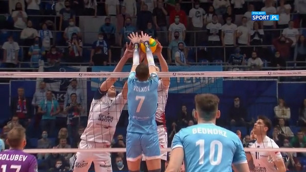 Dramatyczny bój w Kazaniu. Grupa Azoty ZAKSA Kędzierzyn-Koźle przegrała dwa pierwsze sety z Zenitem, ale potem w świetnym stylu wróciła do gry i pokonała Rosjan 3:2. To stawia ją w bardzo dobrej sytuacji przed rewanżem.
Siatkarze ZAKS-y pojechali do Kazania opromienieni zwycięskim turniejem finałowym Tauron Pucharu Polski. Jak jeden mąż podkreślali, że spodziewają się w Rosji trudnego, ale wyrównanego spotkania. Takie zapowiedzi nie wydawały się słowami na wyrost, bo w ćwierćfinale z PGE Skrą Bełchatów Zenit nie wyglądał na mocarza nie do pokonania. W czwartek zagrał lepiej i wygrał dwa pierwsze sety, ale później ZAKSA przebudziła się i wraca do Polski ze świetnym rezultatem.
