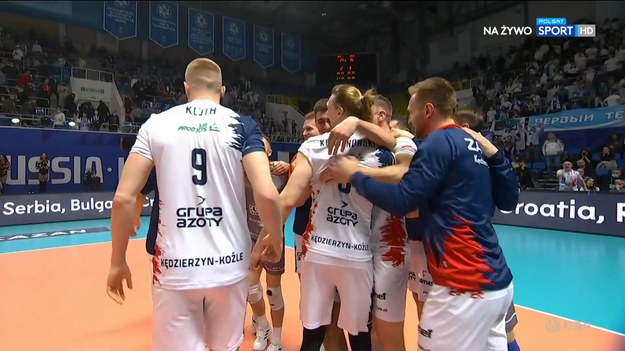 Dramatyczny bój w Kazaniu. Grupa Azoty ZAKSA Kędzierzyn-Koźle przegrała dwa pierwsze sety z Zenitem, ale potem w świetnym stylu wróciła do gry i pokonała Rosjan 3:2. To stawia ją w bardzo dobrej sytuacji przed rewanżem.
Siatkarze ZAKS-y pojechali do Kazania opromienieni zwycięskim turniejem finałowym Tauron Pucharu Polski. Jak jeden mąż podkreślali, że spodziewają się w Rosji trudnego, ale wyrównanego spotkania. Takie zapowiedzi nie wydawały się słowami na wyrost, bo w ćwierćfinale z PGE Skrą Bełchatów Zenit nie wyglądał na mocarza nie do pokonania. W czwartek zagrał lepiej i wygrał dwa pierwsze sety, ale później ZAKSA przebudziła się i wraca do Polski ze świetnym rezultatem.
