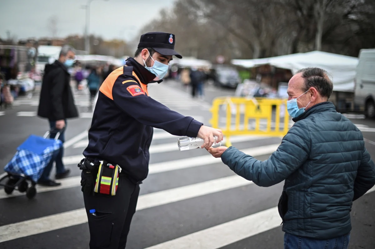 Niższa izba parlamentu Hiszpanii zatwierdziła rządowy "dekret o nowej normalności". Zobowiązuje on mieszkańców kraju m.in. do noszenia maseczek w miejscach publicznych, nawet jeśli zachowany jest 1,5-metrowy dystans. Przepisy nakazują też regionom gromadzenie danych osób szczepiących się przeciw Covid-19 oraz osób odmawiających poddaniu się szczepieniom.