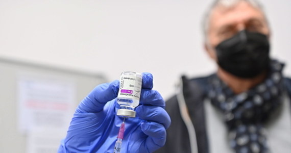 Badania przeprowadzone przez EMA i Medicines and Healthcare Products Regulatory Agency (MHRA) z Wielkiej Brytanii wykazały, że nie ma dowodów na zwiększone ryzyko wystąpienia zatorowości płucnej lub zakrzepicy żył głębokich (DVT) u osób szczepionych preparatem Covid-19 Vaccine AstraZeneca - podała w swoim oświadczeniu firma AstraZeneca. Jak czytamy, firma "z zadowoleniem przyjęła wnioski europejskich organów regulacyjnych w sprawie bezpieczeństwa swojej szczepionki przeciwko koronawirusowi".