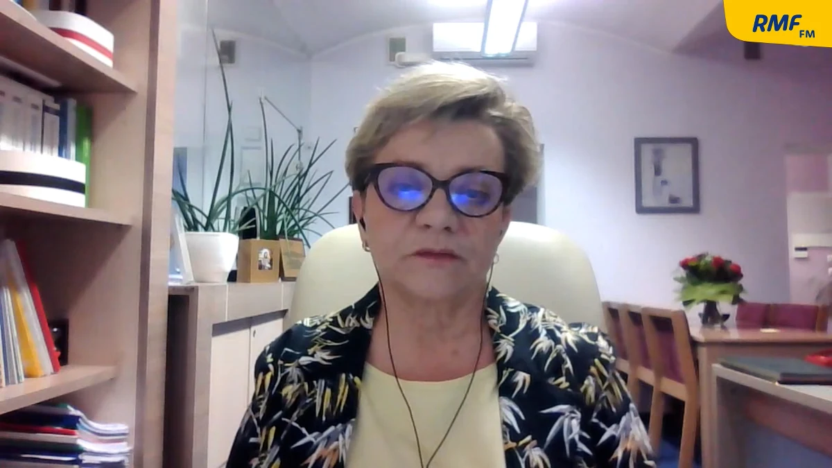 "Z łóżkami na pewno jesteśmy przygotowani na szczyt trzeciej fali epidemii. Z personelem jest ciężko. (...) Do tych mebli potrzebni są ludzie. (...) Przybywa wyłącznie łóżek, a nie lekarzy czy pielęgniarek. Jest źle" - mówi w Popołudniowej rozmowie w RMF FM przewodnicząca Ogólnopolskiego Związku Zawodowego Pielęgniarek i Położnych Krystyna Ptok. Czy pielęgniarki i położne są przygotowane, by decydować o dopuszczaniu pacjentów do szczepień? "Burzy się w nas krew, ale mamy taką sytuację jak wtedy, gdy położne były kierowane do oddziałów ogólnych, bo tam brakowało pielęgniarek" - odpowiada gość Marcina Zaborskiego. Czy sama podjęłaby się zadania decydowania o dopuszczeniu pacjenta do szczepienia? "Pewnie starałabym się doczytać, posprawdzać pewne kwestie. (...) Mogę odmówić wykonania polecenia służbowego, co może się dla mnie wiązać z notatka służbową albo nawet z pociągnięciem do odpowiedzialności położniczej" - odpowiada Krystyna Ptok. 