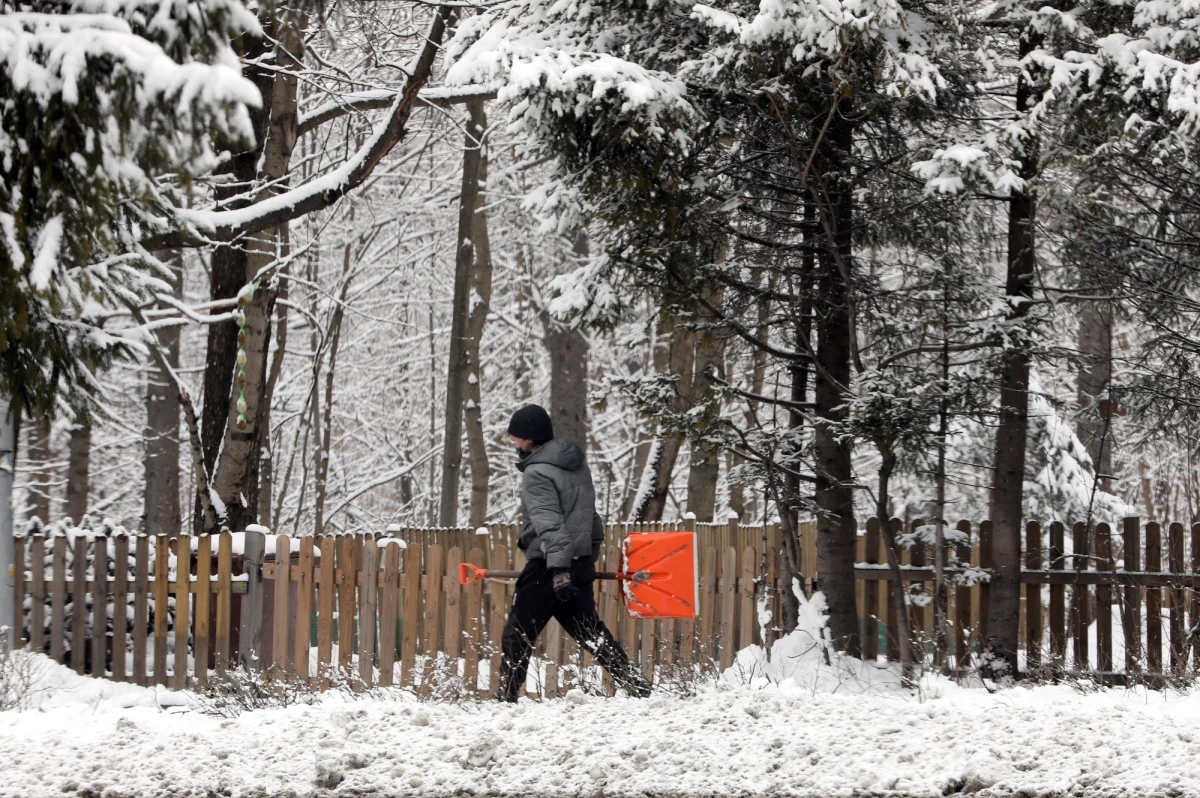 Zima nie daje o sobie zapomnieć. Synoptycy Instytutu Meteorologii i Gospodarki Wodnej ostrzegają przed opadami śniegu głównie w południowej części woj. mazowieckiego, na Lubelszczyźnie, Podkarpaciu i na południu Polski.  
