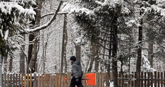 Zima nie daje o sobie zapomnieć. Synoptycy Instytutu Meteorologii i Gospodarki Wodnej ostrzegają przed opadami śniegu głównie w południowej części woj. mazowieckiego, na Lubelszczyźnie, Podkarpaciu i na południu Polski.  
