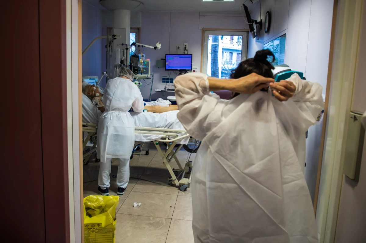 Zdalna nauka w klasach I-III sprawi, że będziemy mieli jeszcze większe problemy kadrowe, a już teraz są one potężne - słyszymy od dyrektorów szpitali. Od soboty wchodzi w życie ogólnopolski lockdown, spowodowany drastycznymi skokami nowych zakażeń koronawirusem. 