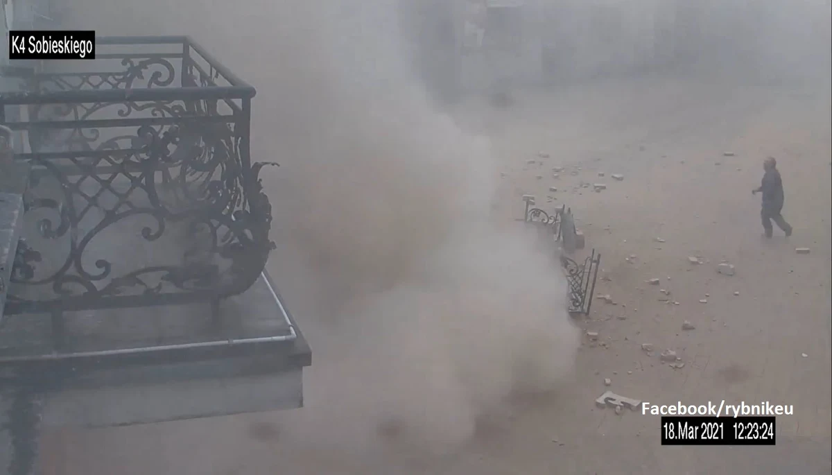 Władze Rybnika opublikowały nagranie z miejskiego monitoringu, na którym widać moment katastrofy budowlanej z czwartku. W centrum miasta zawaliła się frontowa ściana remontowanej kamienicy. Nikomu nic się nie stało.