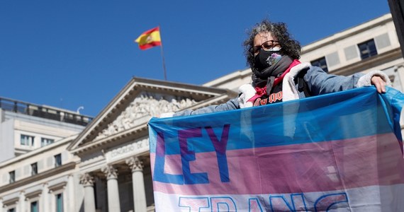 Trzy partie katalońskie - Republikańska Lewica Katalonii (ERC), radykalna Kandydatura Jedności Ludowej (CUP), populistyczna Junts per Catalunya (JxCat) oraz ogólnokrajowa lewicowa Mas Pais przedłożyły w Kongresie Deputowanych projekt Ustawy o Rzeczywistej i Efektywnej Równości Osób Transpłciowych. Z dokumentu wynika, że aby zmienić płeć wystarczy wyrazić taką wolę.